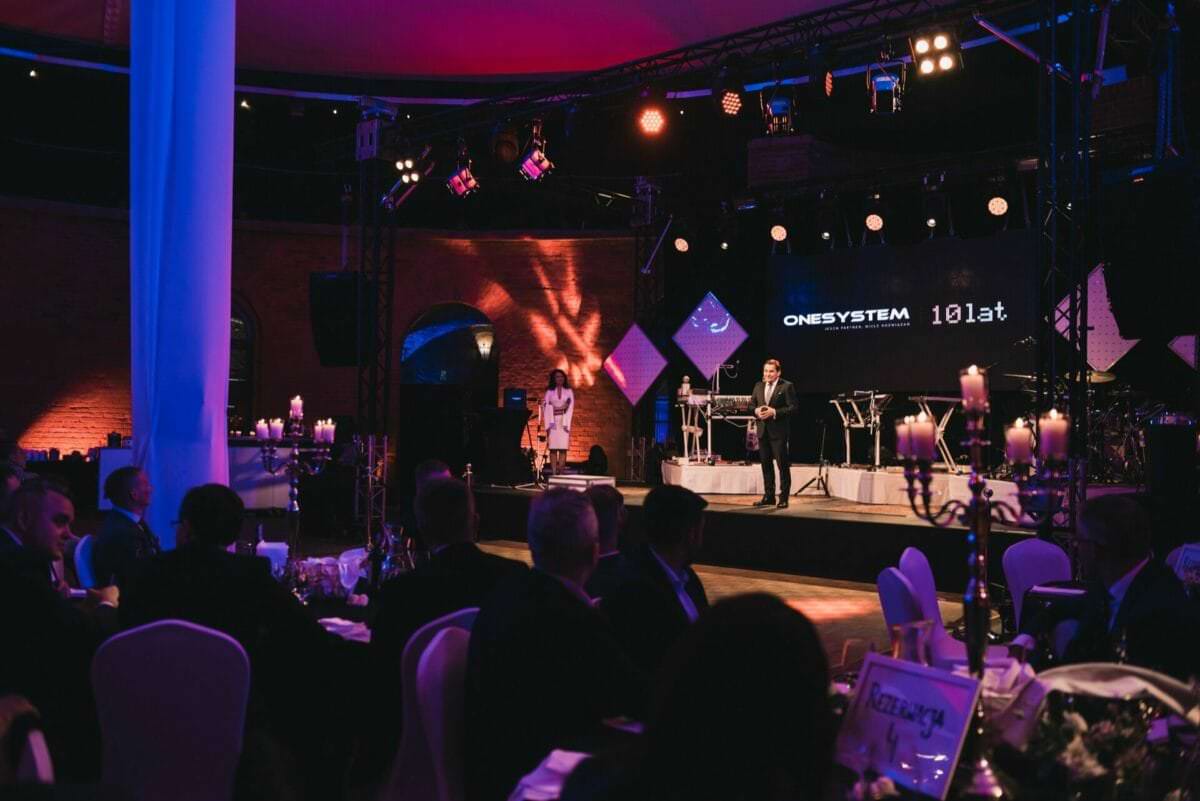 Impreza firmowa z okazji 10 lecia - szef firmy przemawia na scenie