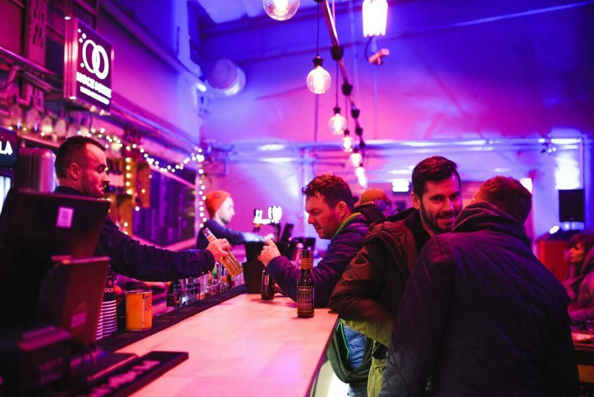 Der Barmann zeigt das Bier
