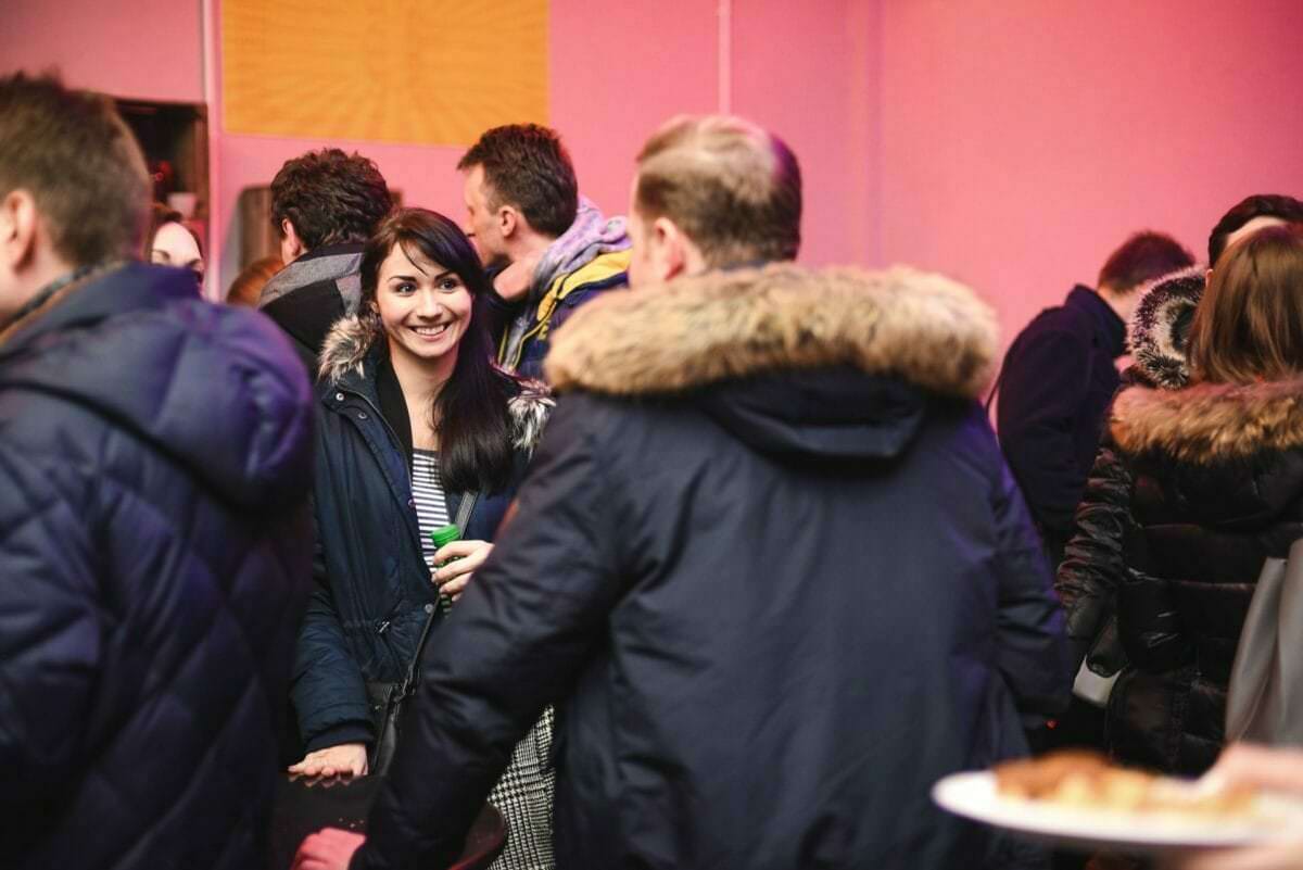 Lächelnde Frau in der Menge
