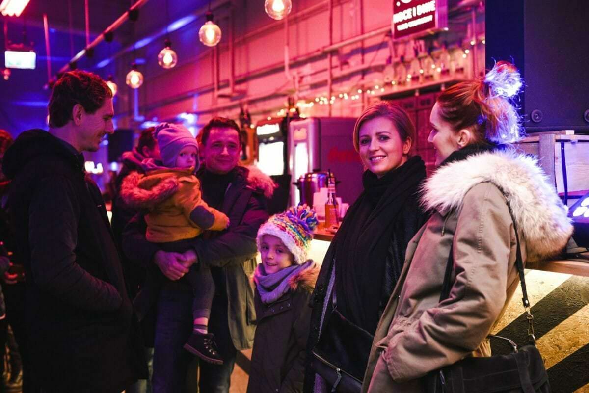 Familie an der Bar
