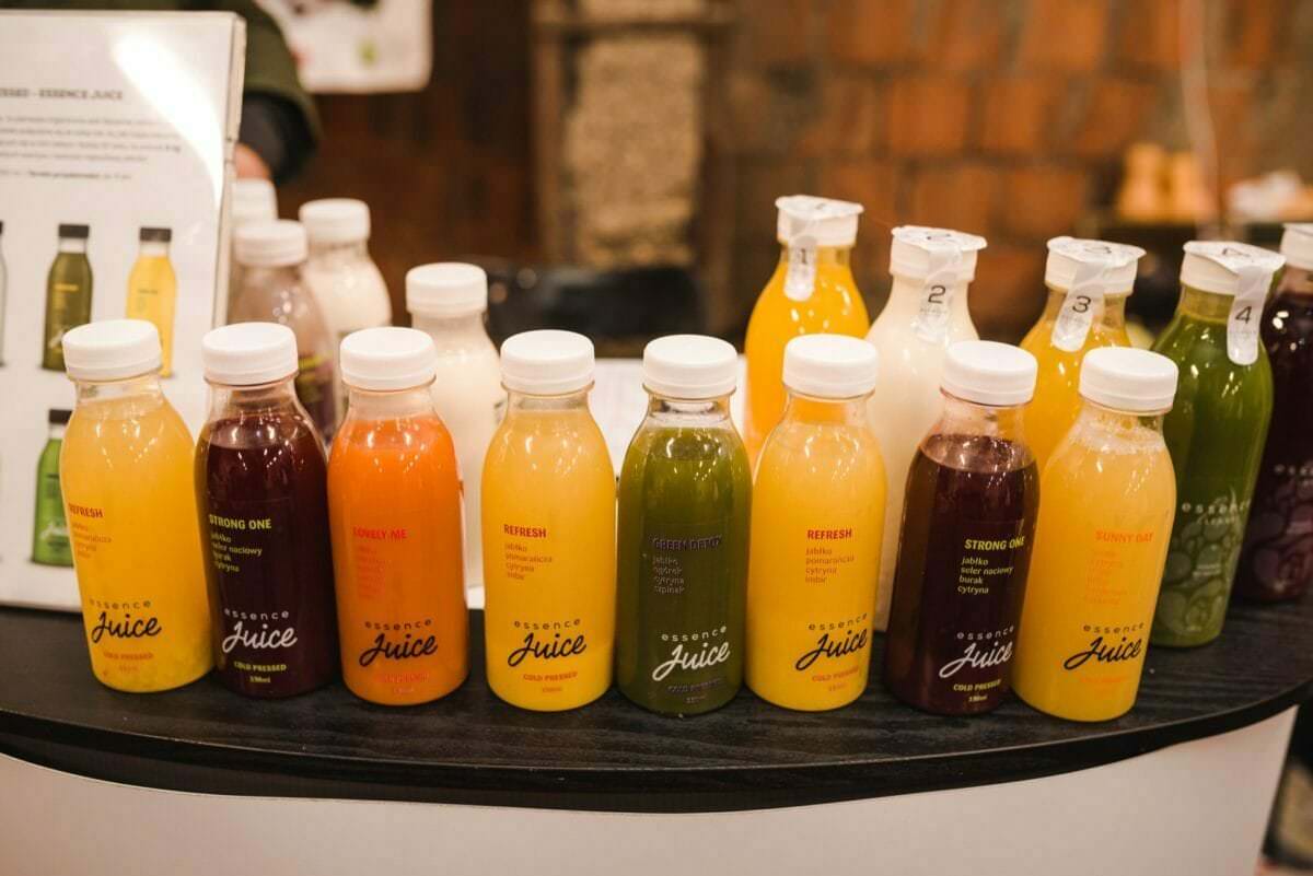 Gesunde, frisch gepresste Säfte in Plastikflaschen