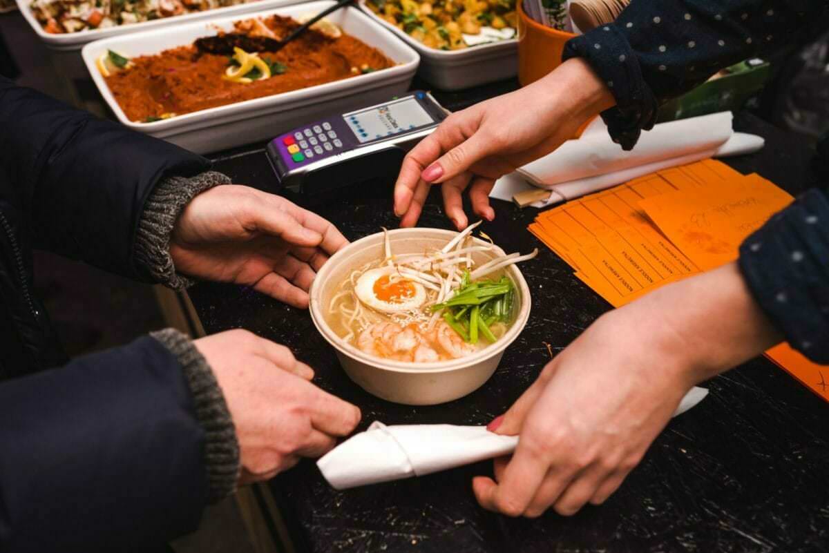 Ramen mit Ei am Stand serviert