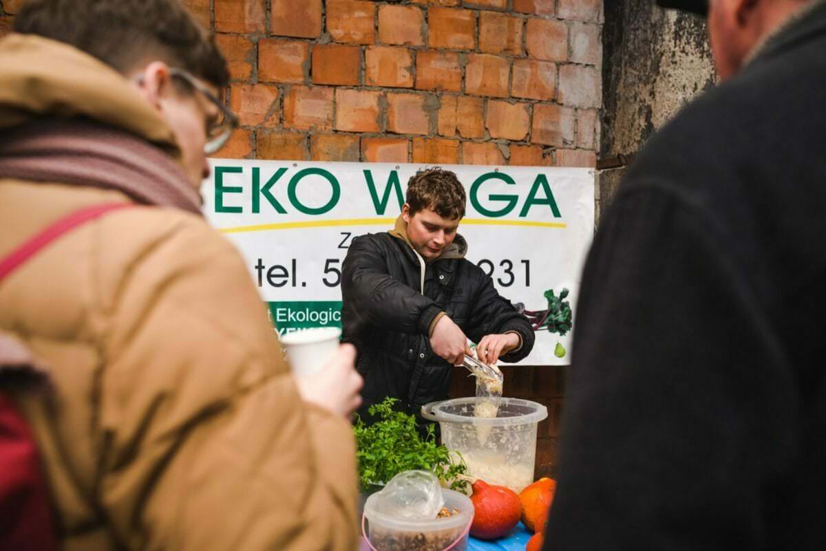 Ein Mann legt Sauerkraut an einem Eco Weight Stand auf