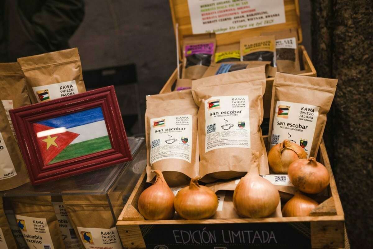 San Escobar Kaffee und rohe Zwiebeln