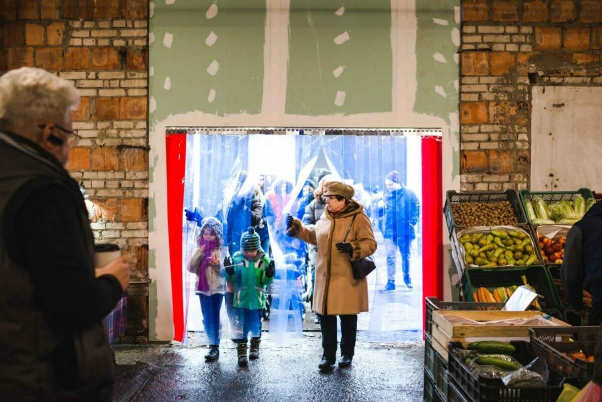 Die Familie betritt die Messehalle