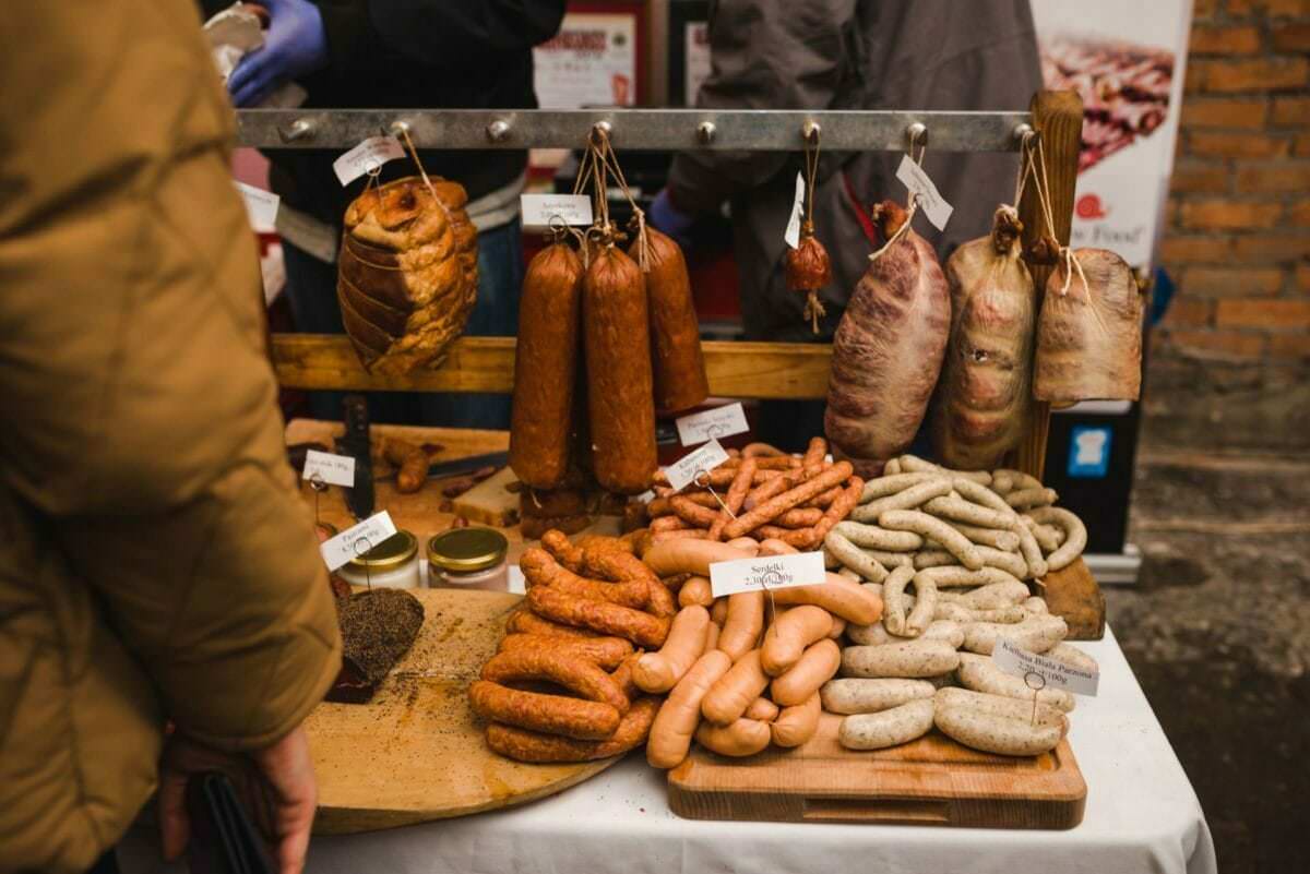 Würstchen vom Lande auf der kulinarischen Messe in Warschau