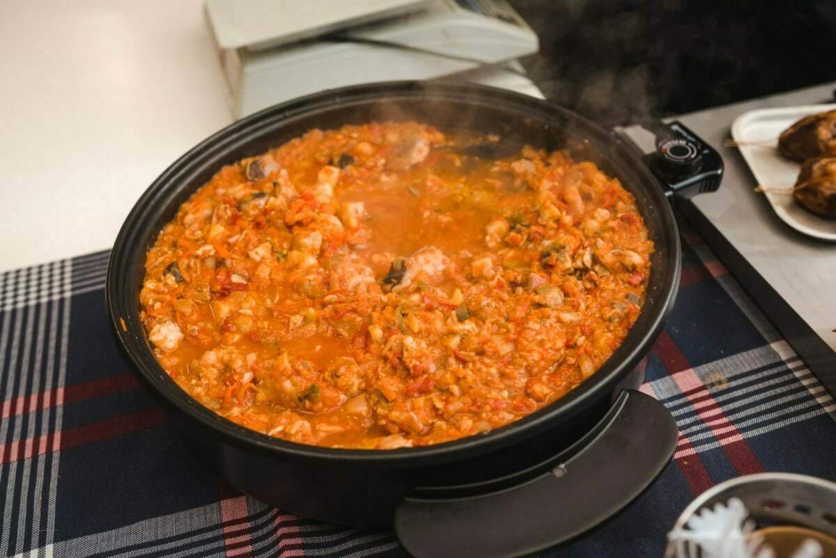Eine große Schüssel mit Bigos