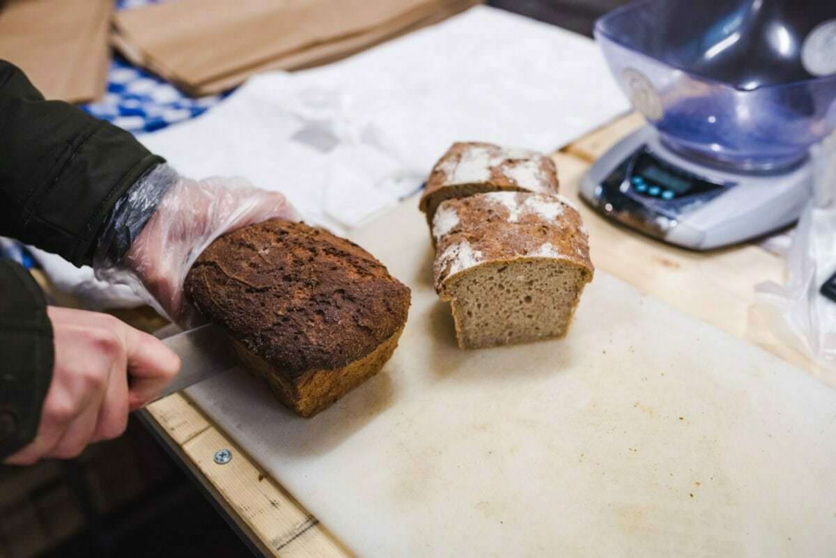 Brot in Scheiben schneiden