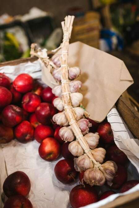Ein Bündel Knoblauch auf Äpfeln
