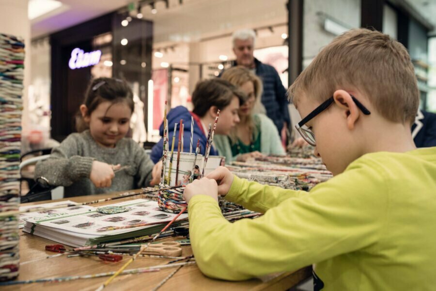 Children make baskets from recycled materials