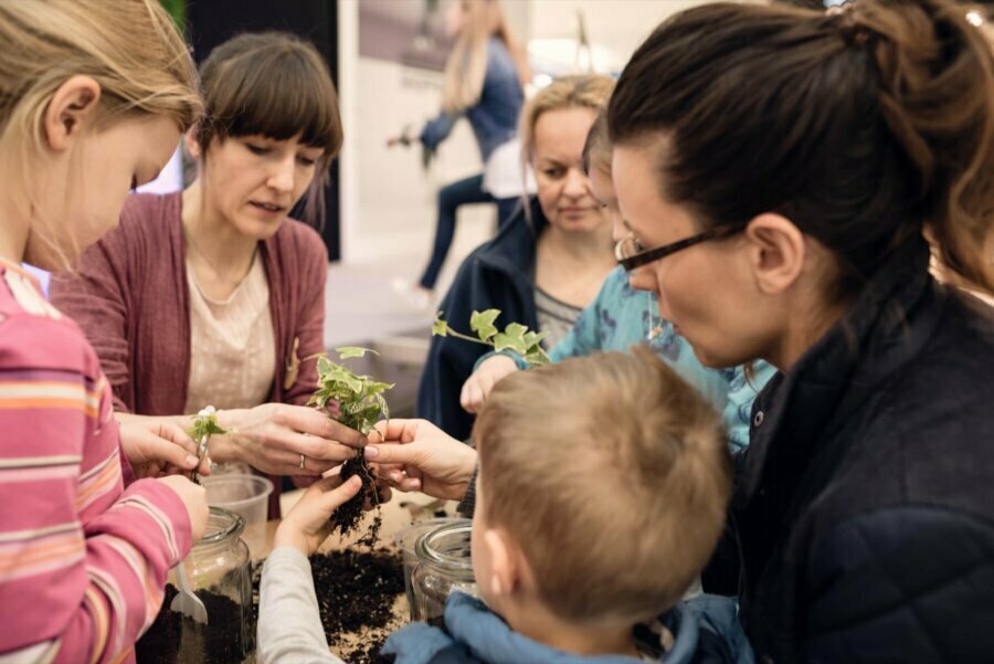 Parents make a forest in jars with their children