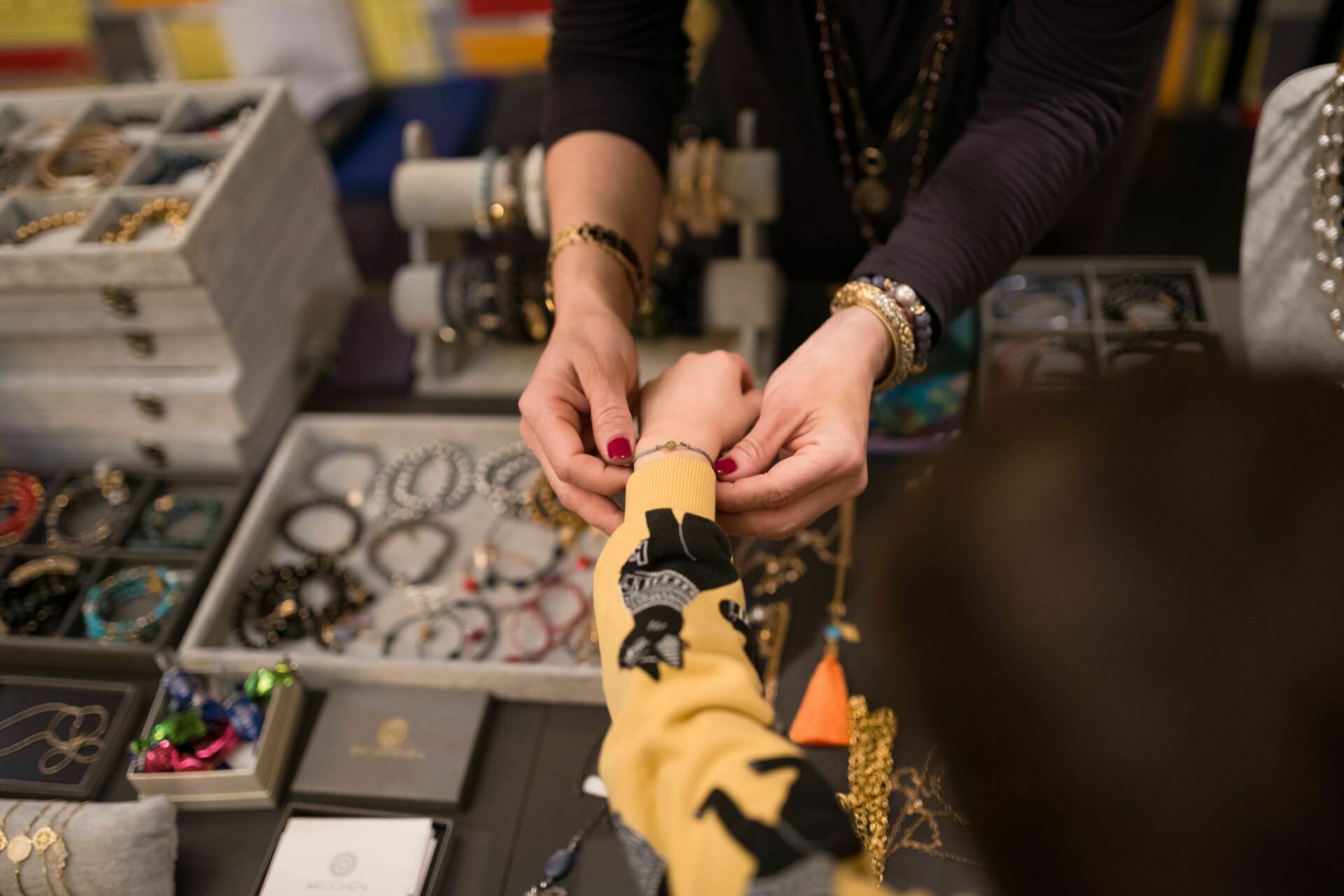 Fastening the bracelet to the hand