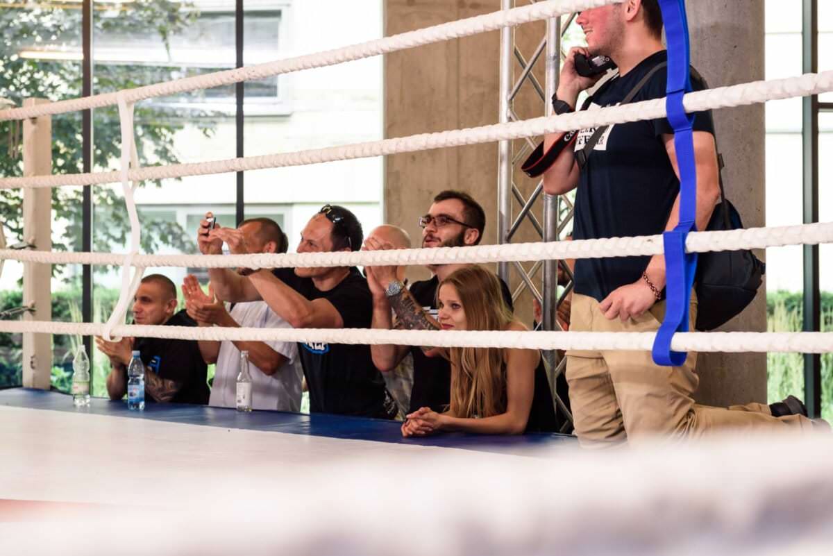 publiczność zagląda na ring