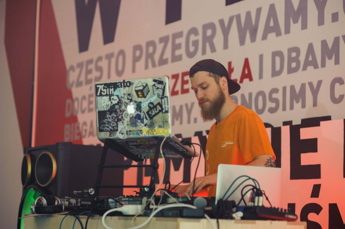 DJ z laptopem