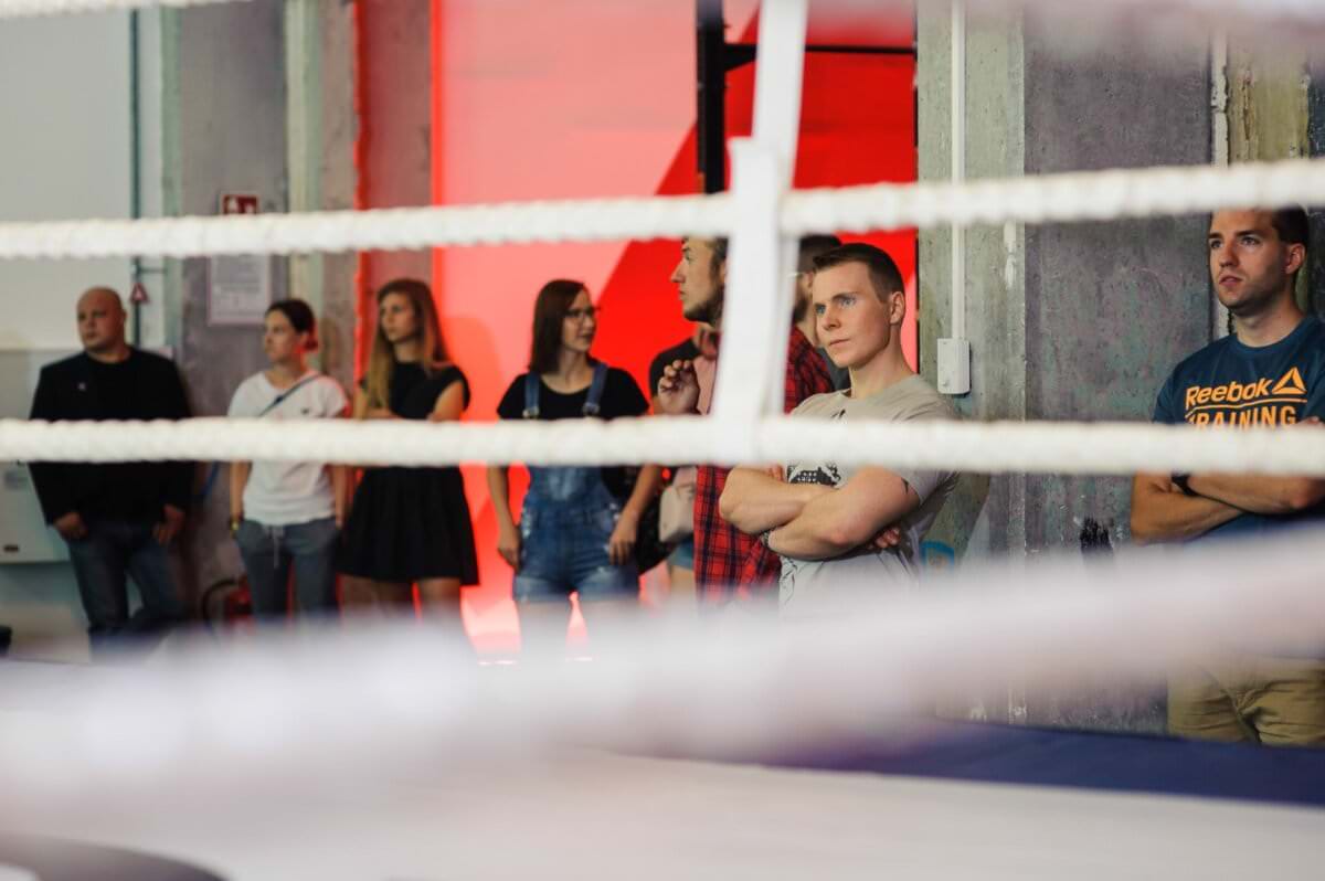 Publiczność czekająca na walkę na ringu