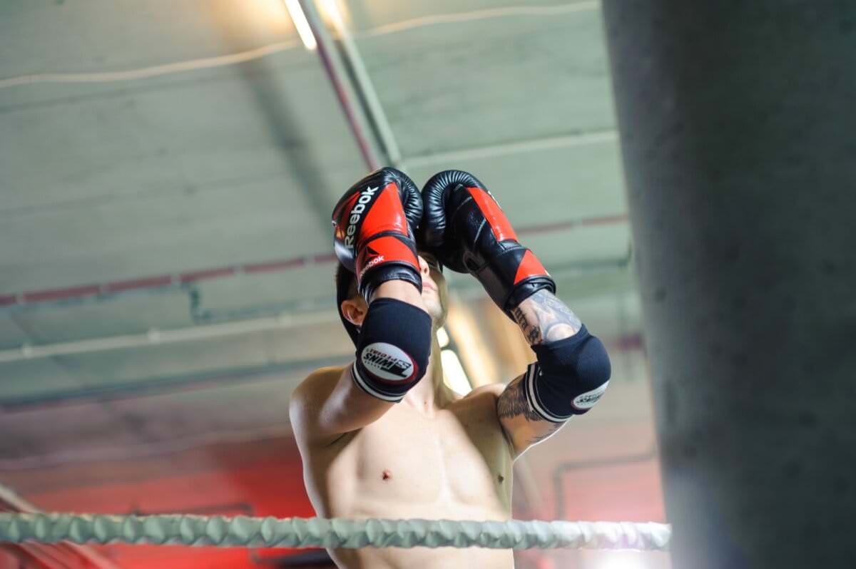 Zawodnik trzymający czerwone rękawice reebok przy twarzy