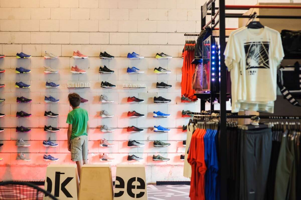 chłopiec ogłada buty reebok