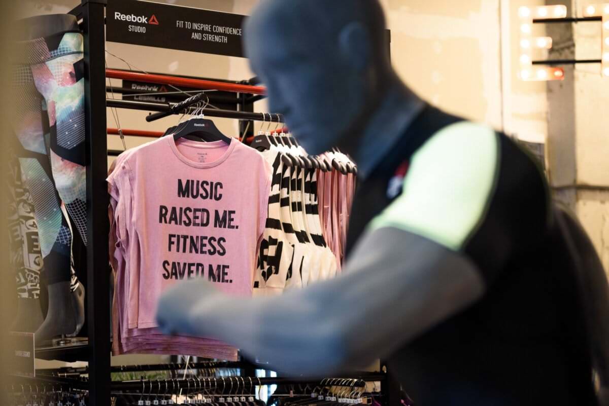 Różowa koszulka z napisem music raised me fitness saved me