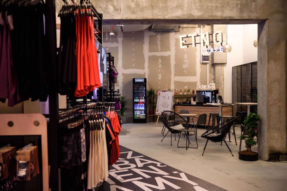 Kawiarnia Etno cafe w sklepie reebok fit shop w Warszawie