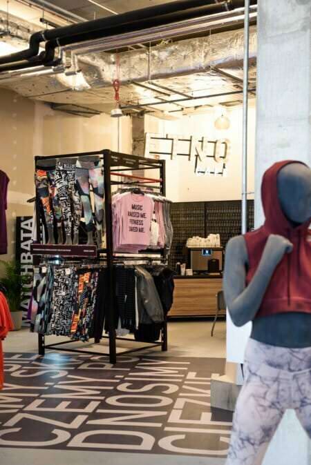 Półki w sklepie reebok fit shop