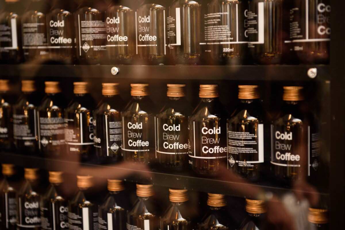 Czarne buteleczki Cold Brew Coffee