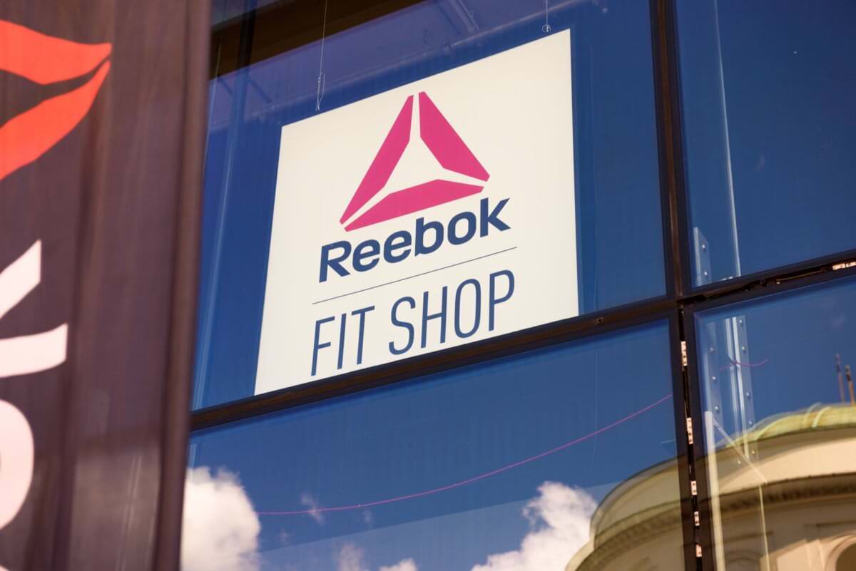 Logo reebok Fit Shop za oknem