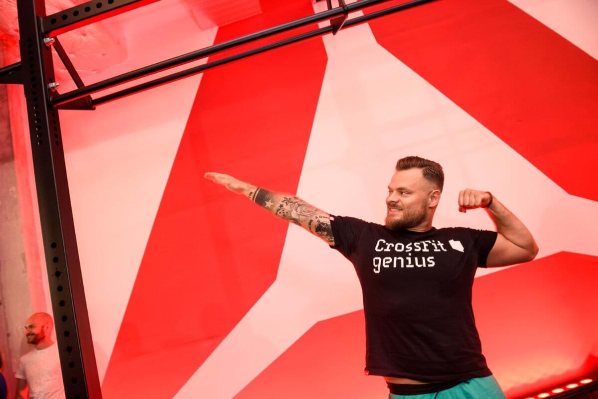 Mężczyzna w koszulce crossfit genius