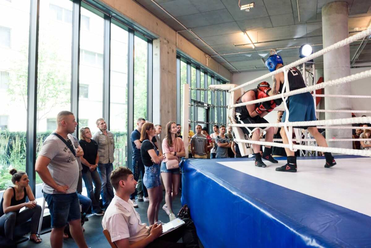 Zawodnik przyjmuje ciosy w narożniku