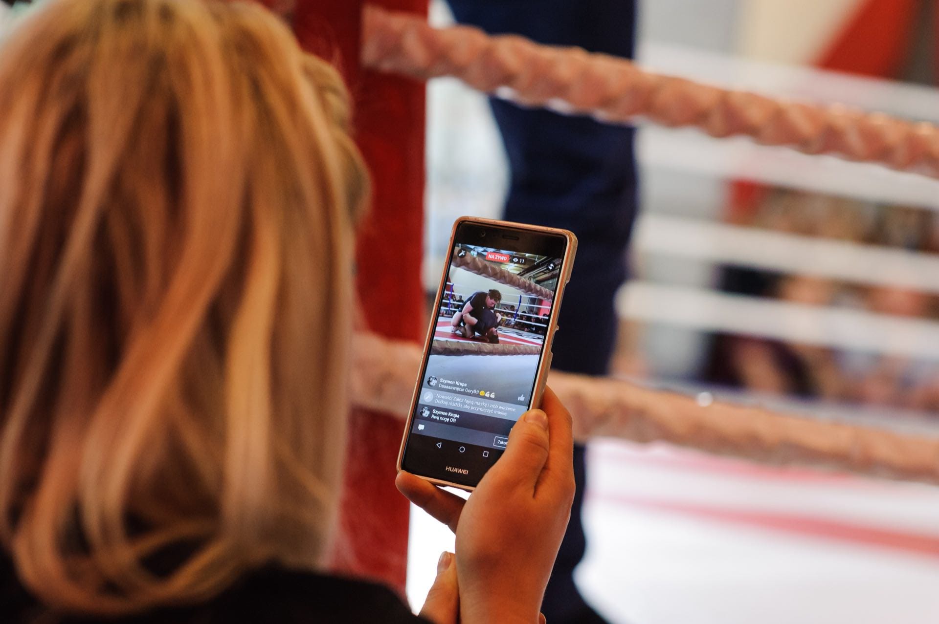 Girl records live fight in the ring