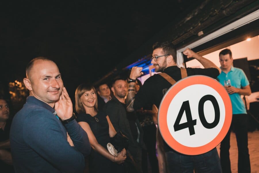 Znak ograniczenia do 40 na plecach