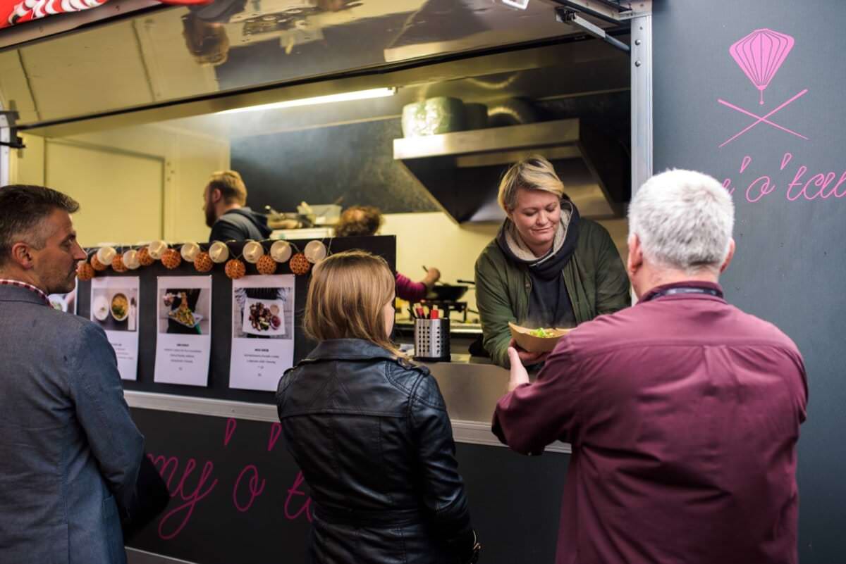 Food truck z kuchnią azjatyczką w którym podają ciepłe danie