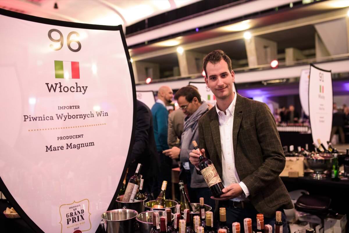 Mężczyzna na stoisko z wąskim winem mare magnum