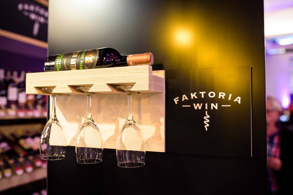 Ściana z uchwytem na kilieszki i wino Faktorii Win