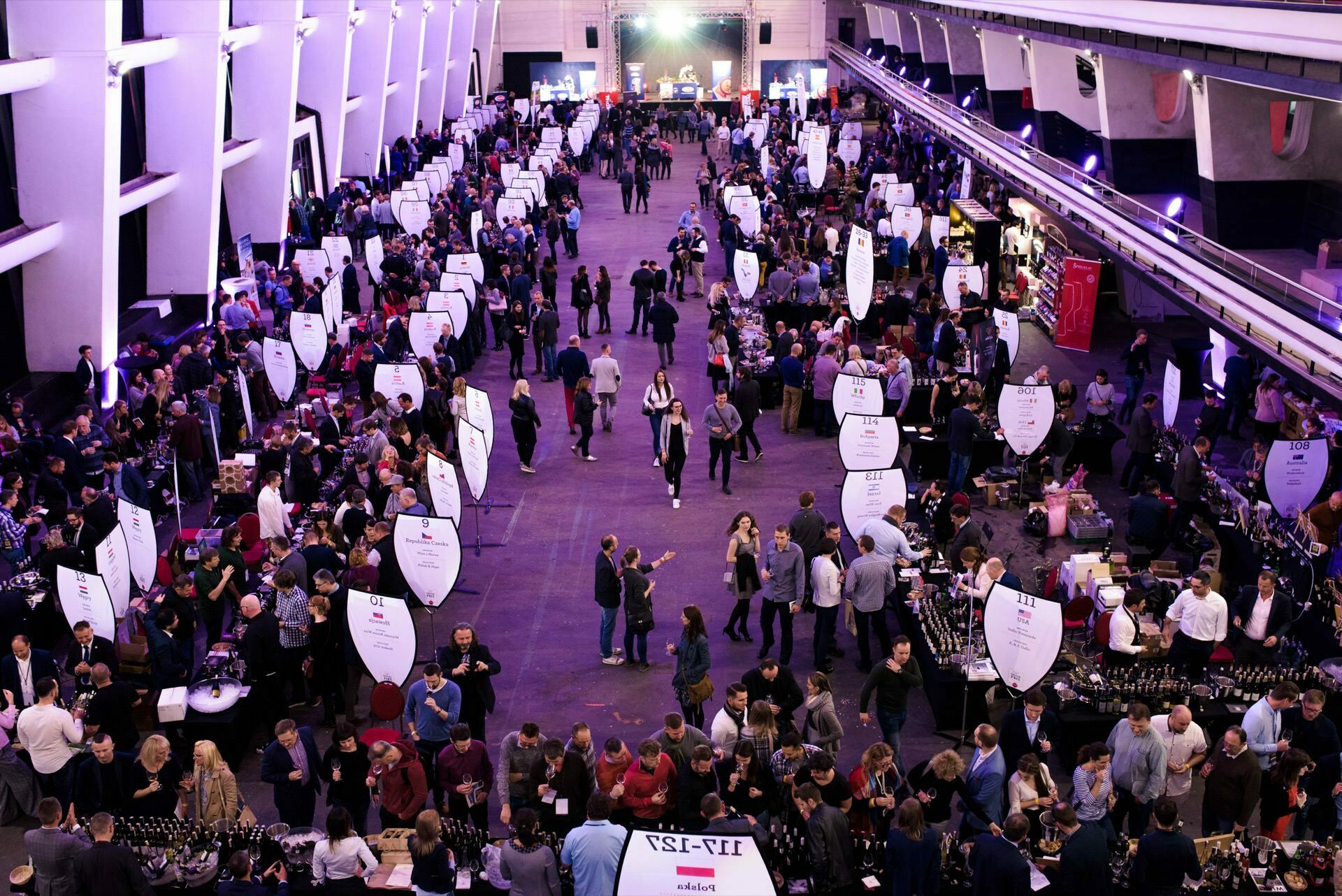 Huge crowd at wine magazine grand prix stands in Warsaw's Służewiec district