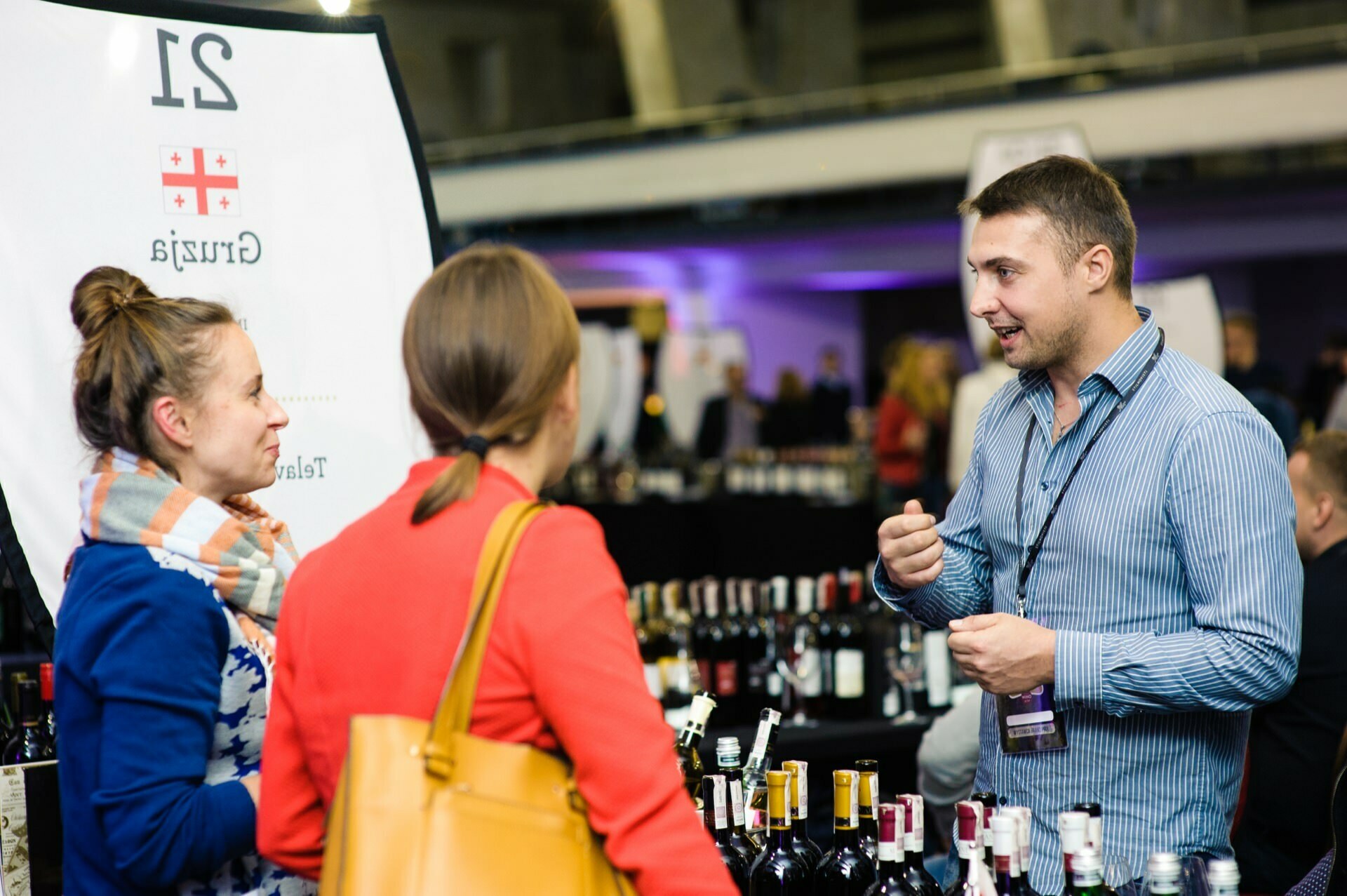 Man in blue shirt talks about Georgian wine during wine magazine grand prix