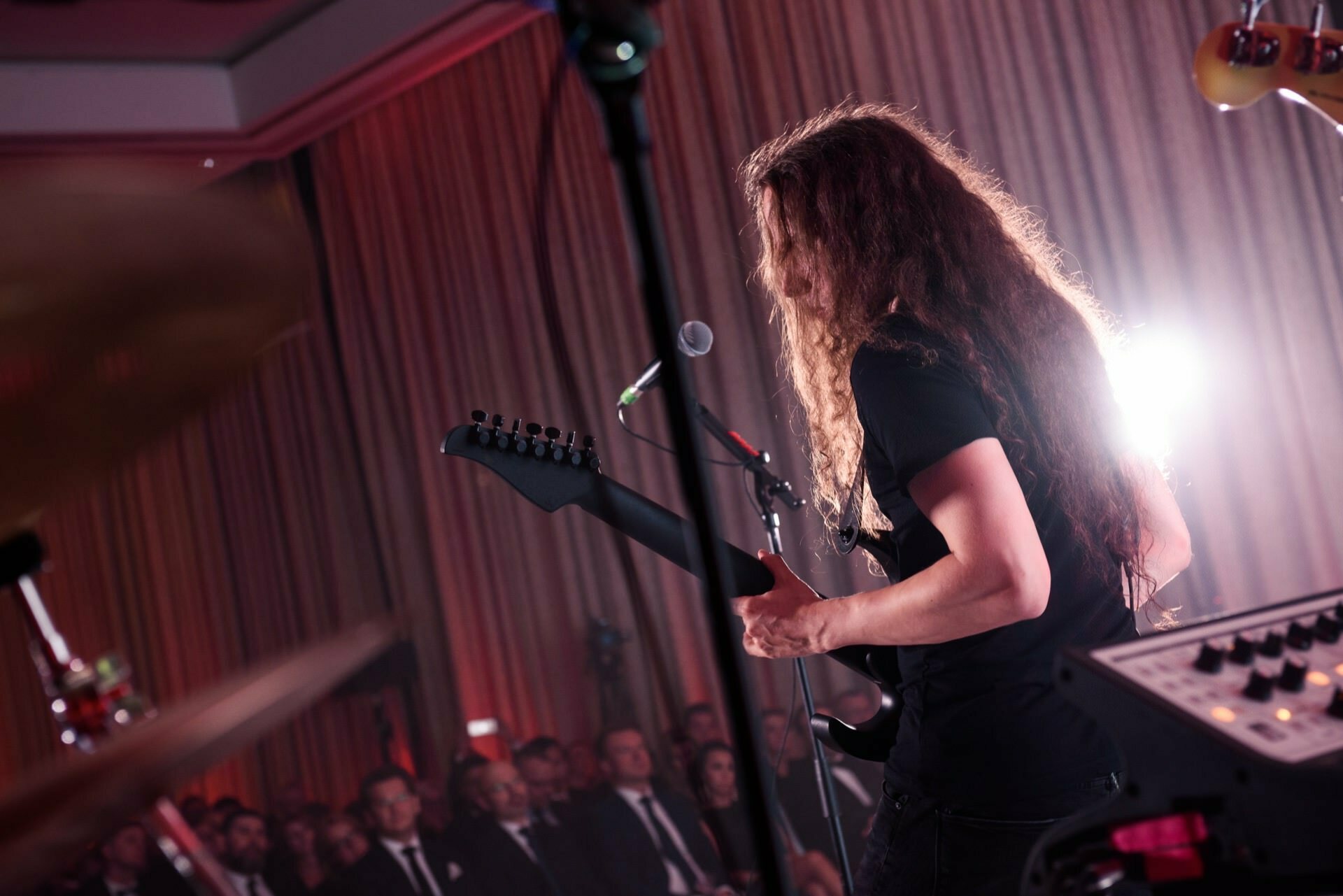 Guitarist gives concert at gala directly