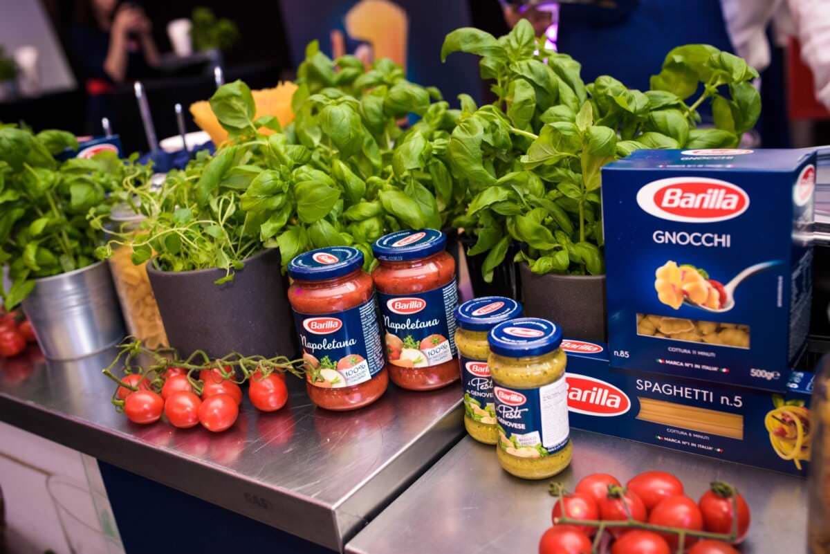 Stół z produktami Barilla