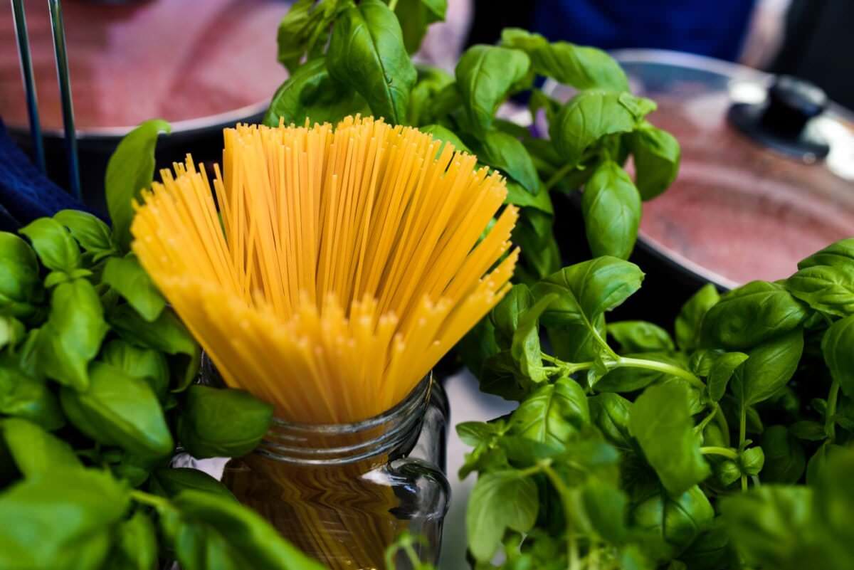 Słoik pełen makaronu spaghetti i mnóstwo brazylii