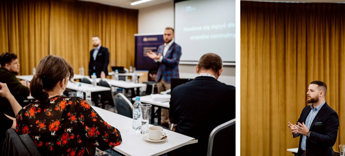 Marcin Krokowski przemawia do uważnej publiczności w sali konferencyjnej. Inne zdjęcie przedstawia zbliżenie gestu mówiącego. W sali znajdują się żółte zasłony, ekran prezentacyjny oraz stoły z bidonami i papierami, które oddają istotę profesjonalnej fotografii eventowej.
