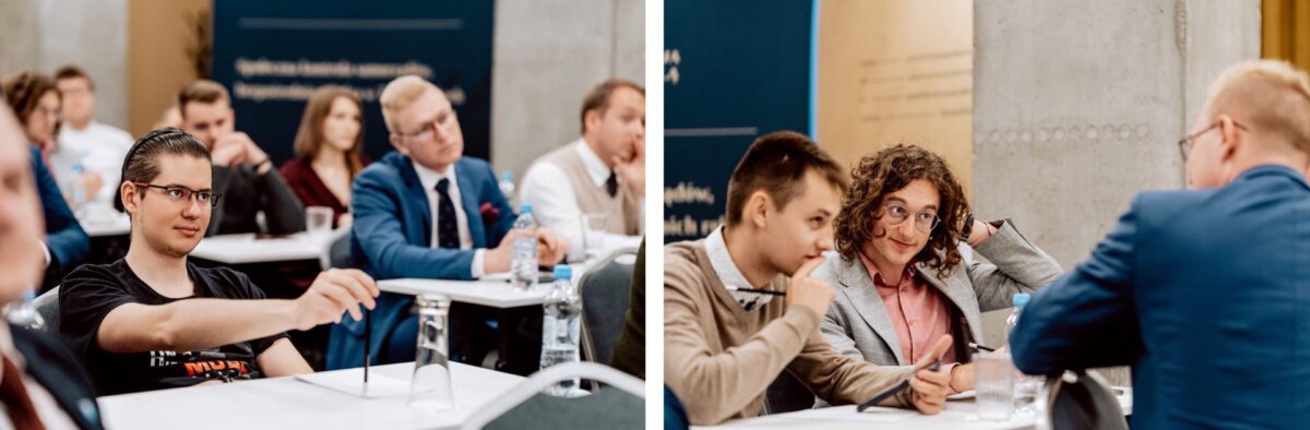 Podzielony obraz przedstawia dwie sceny z profesjonalnej konferencji. Po lewej stronie młody mężczyzna gestykuluje, inni uważnie słuchają. Po prawej stronie dwie osoby toczą ożywioną dyskusję, a prezenter siedzi na pierwszym planie, tyłem do kamery, prezentując tętniącą życiem fotografię eventową.