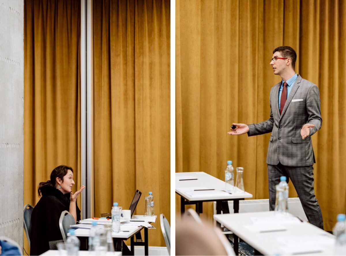 Dwa zdjęcia przedstawiają mężczyznę i kobietę w sali konferencyjnej. Na pierwszym kobieta siedzi i wskazuje na leżący na stole laptop. Na drugim mężczyzna ubrany we wzorzysty garnitur stoi z wyciągniętymi ramionami, prezentując się. To część naszego cyklu fotorelacja z eventu.