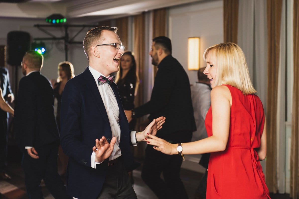 Couple dancing and singing on the dance floor