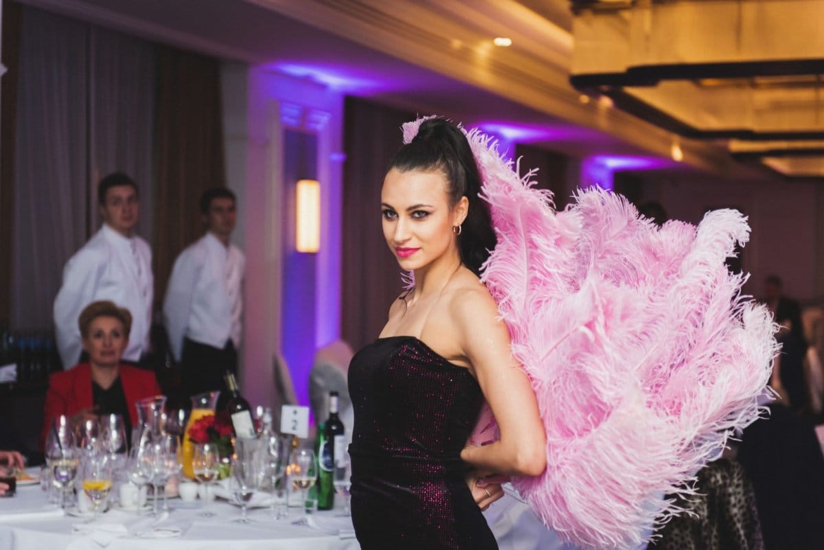 Elegant woman with plume ready to dance