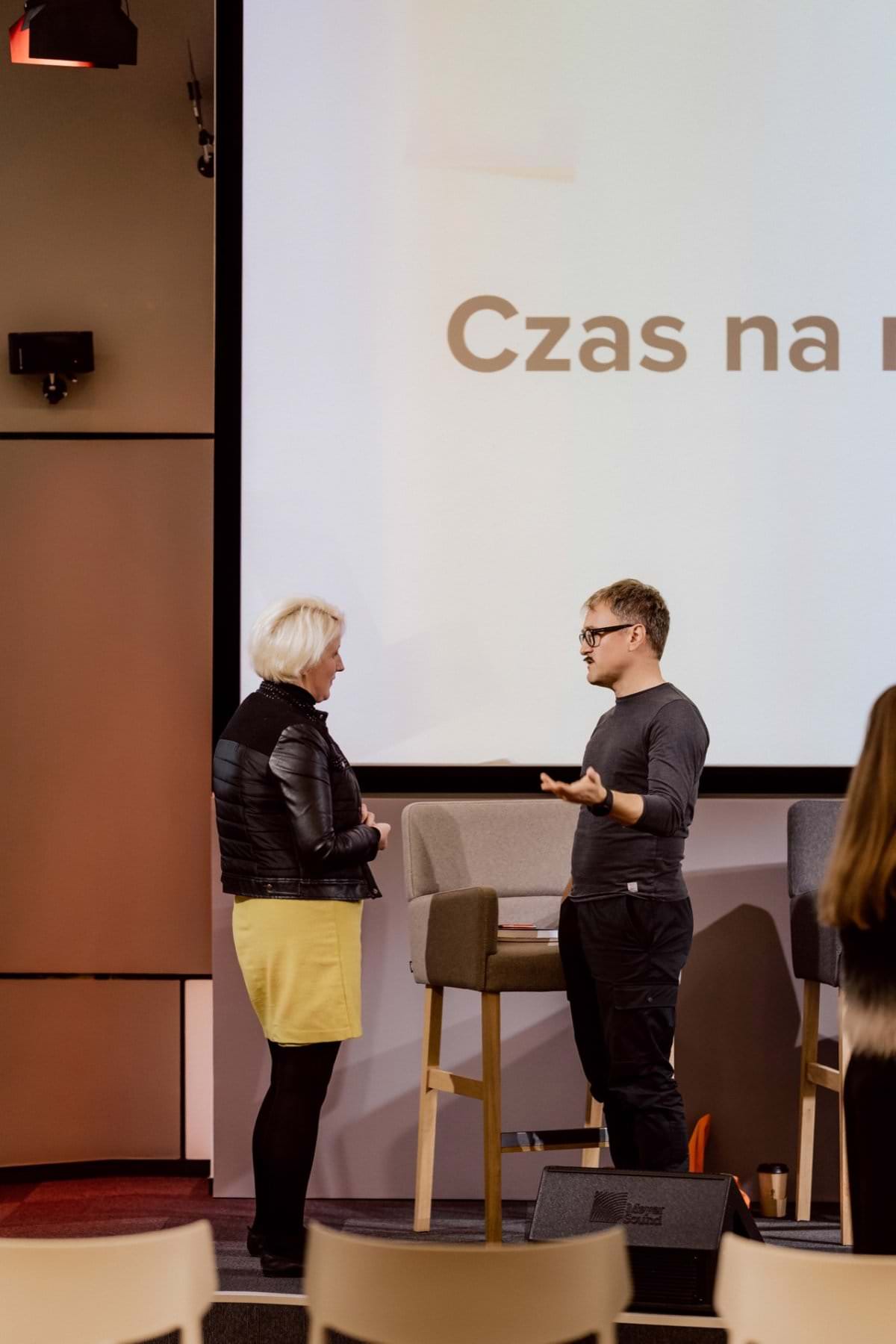 Rozmowy networkingowe podczas konferencji