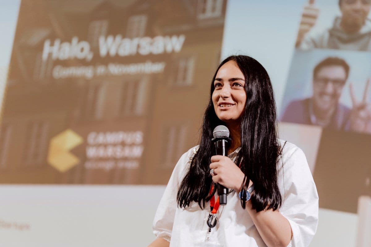 Girlfriend greets guests at Google Campus Warsaw conference