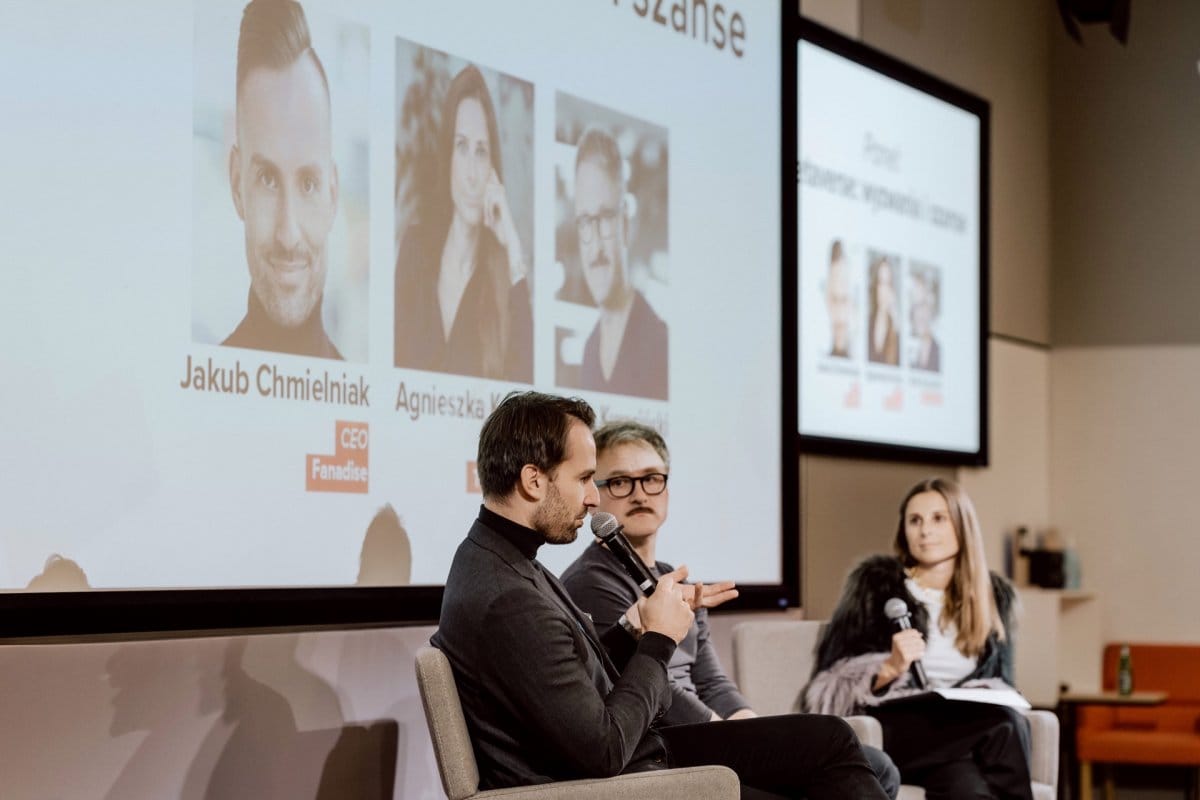 Jakub Chmielniak speaks into the microphone at the Aula Polska conference