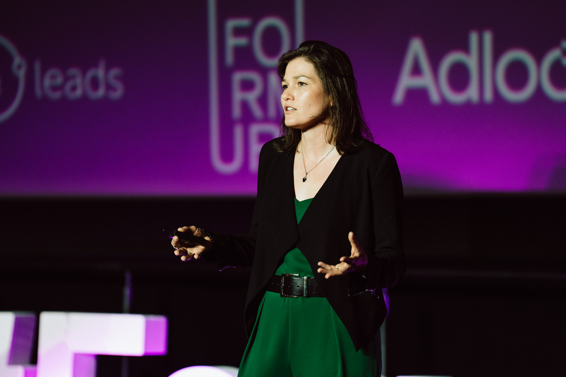 Mężczyzna wygłasza prezentację na scenie podczas konferencji, z napisem "#ForumAB" wyświetlanym dużymi literami i "Warszawa, 4 czerwca 2025 r." wyświetlanym za nim wśród logo sponsorów, w fioletowym oświetleniu.