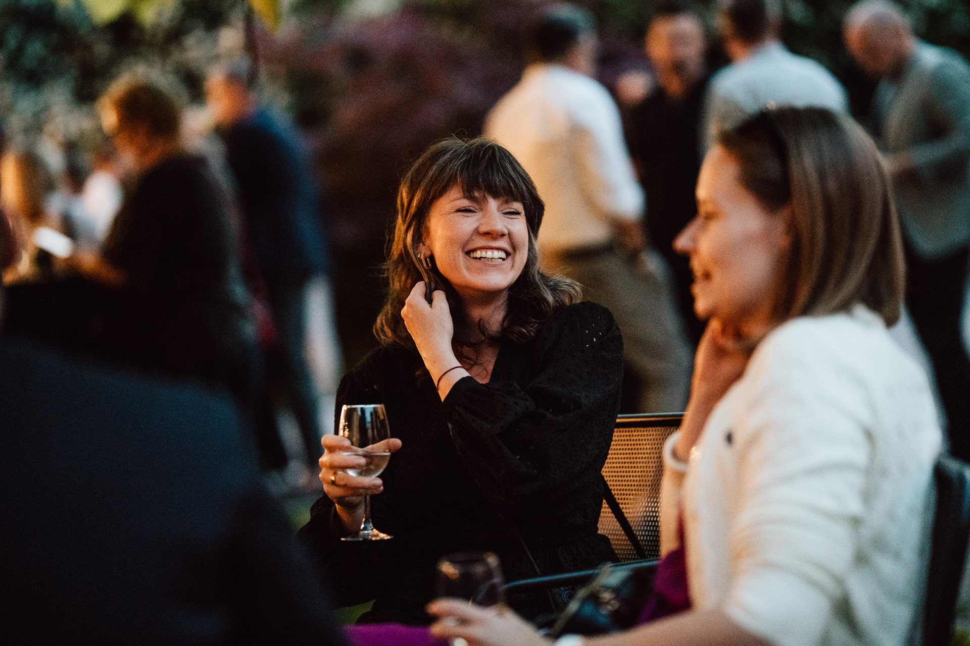 Prelegent prezentuje na scenie podczas dużej konferencji z napisem "FORUM IAB 2025" wyświetlanym na ścianie i publicznością siedzącą w ciemnym audytorium. Duży ekran pokazuje zbliżenie mówcy.