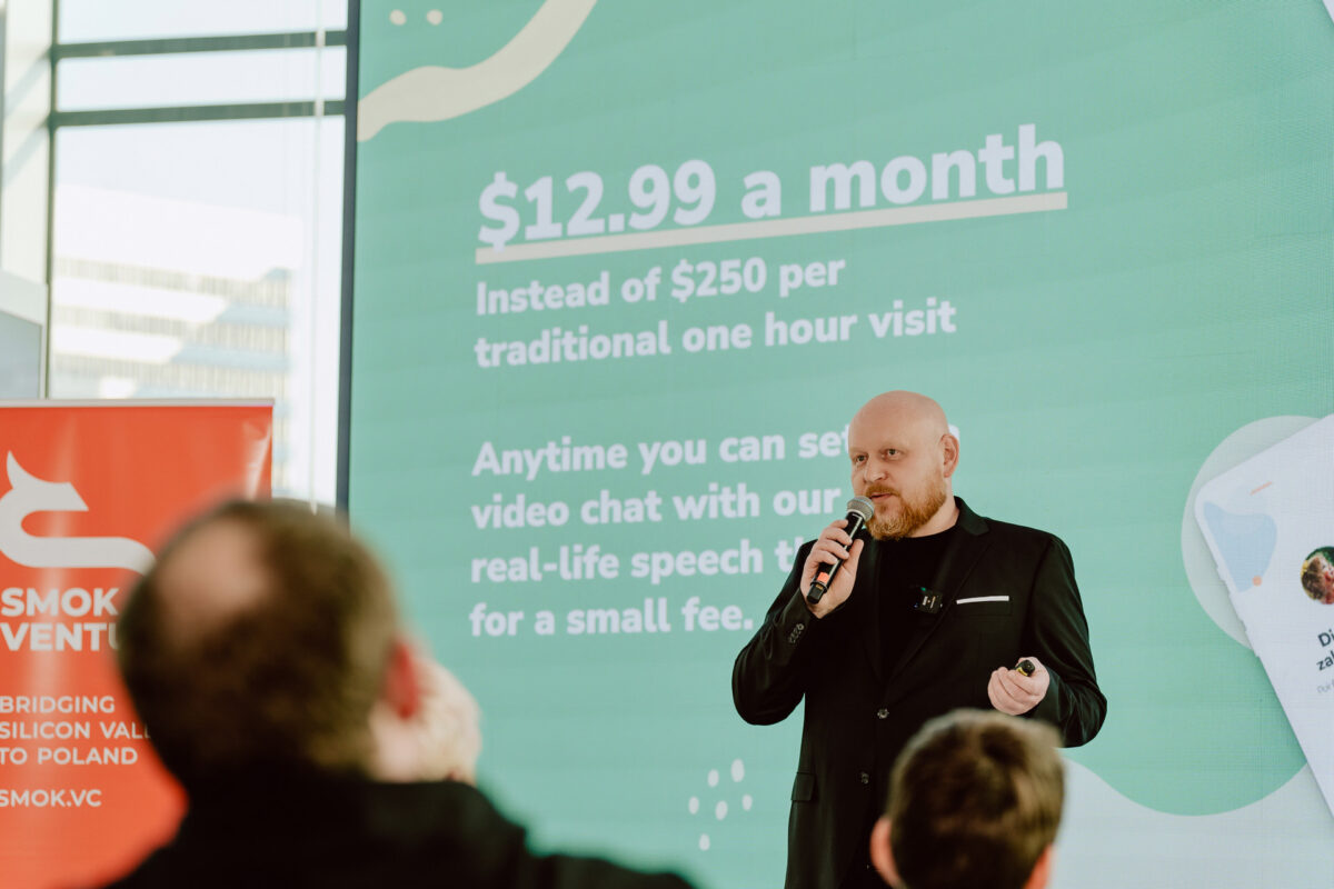 fotograf startupow rotunda reaktorX 66 Ein Mann spricht in ein Mikrofon.