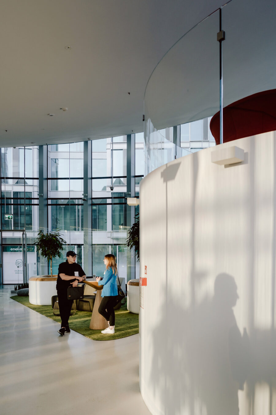 fotograf startupow rotunda reaktorX 88 Ein Mann und eine Frau in einem Raum mit Fenstern.